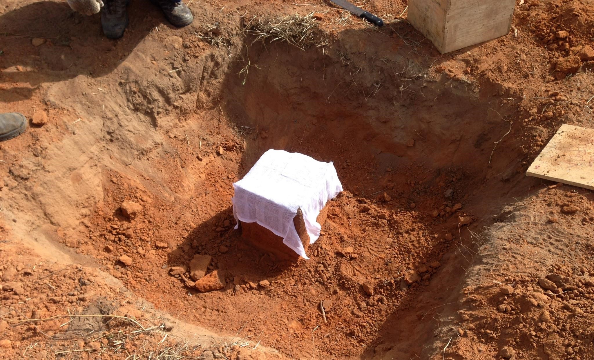 Coleta de Amostra Indeformada tipo "bloco" em Poço de Inspeção - Iguatu/CE